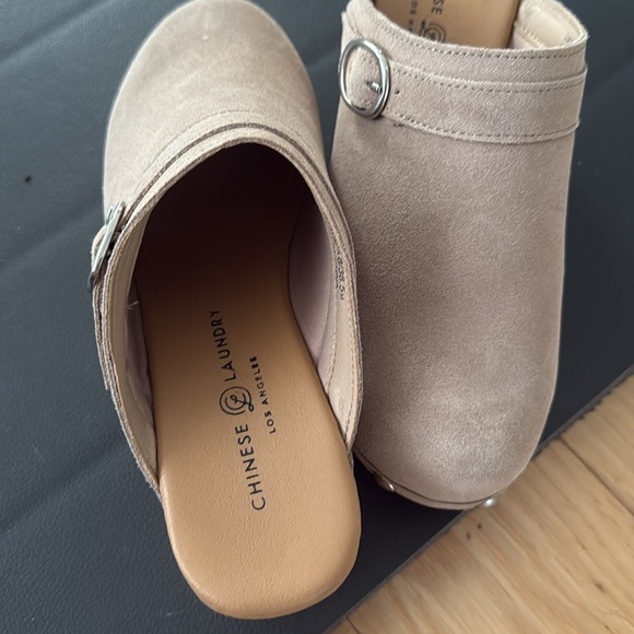 Chinese Laundry Platform Stud Clogs 8 - Picture 3 of 5